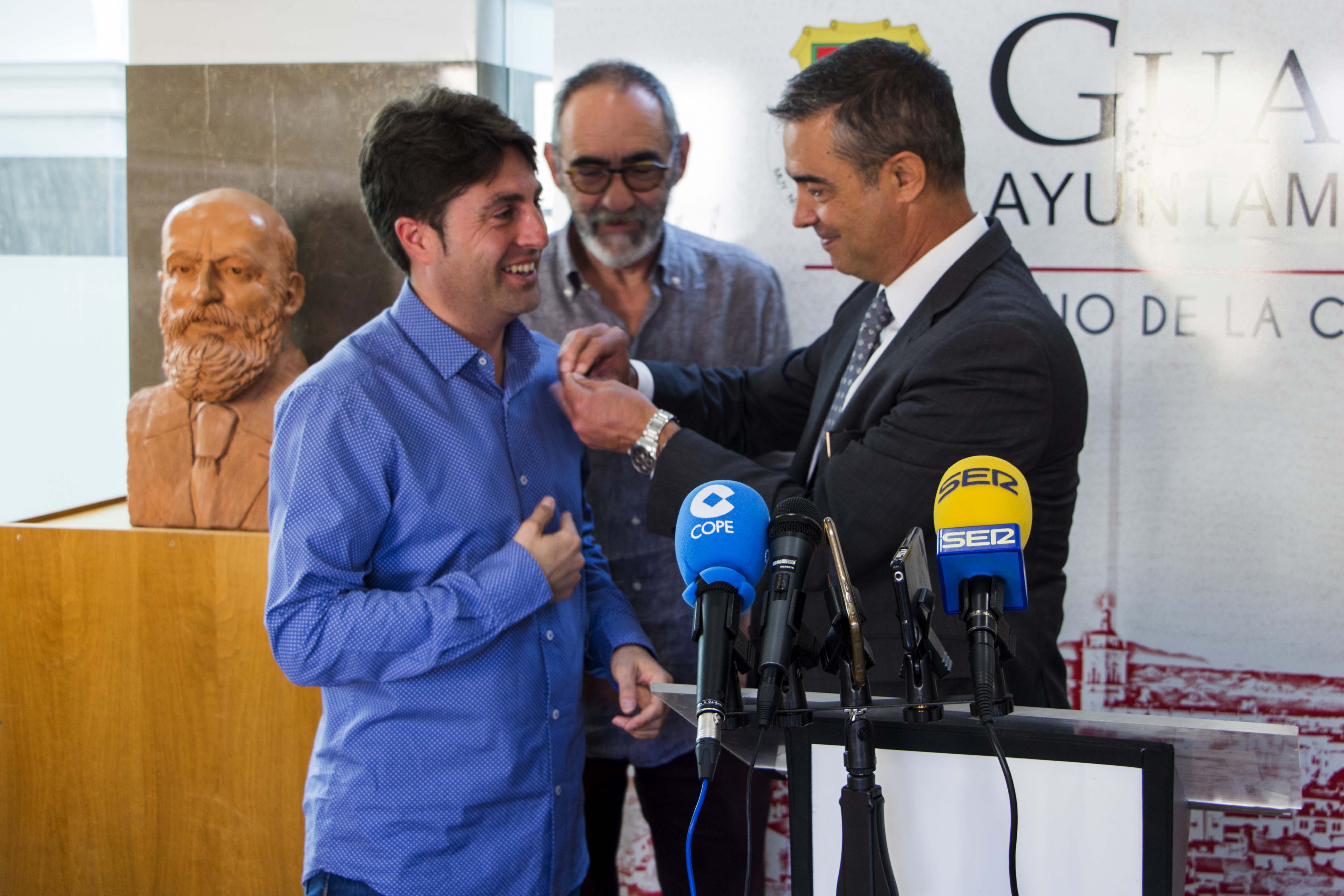 ENTREGA INSIGNA IVAN PE GUADIX 1