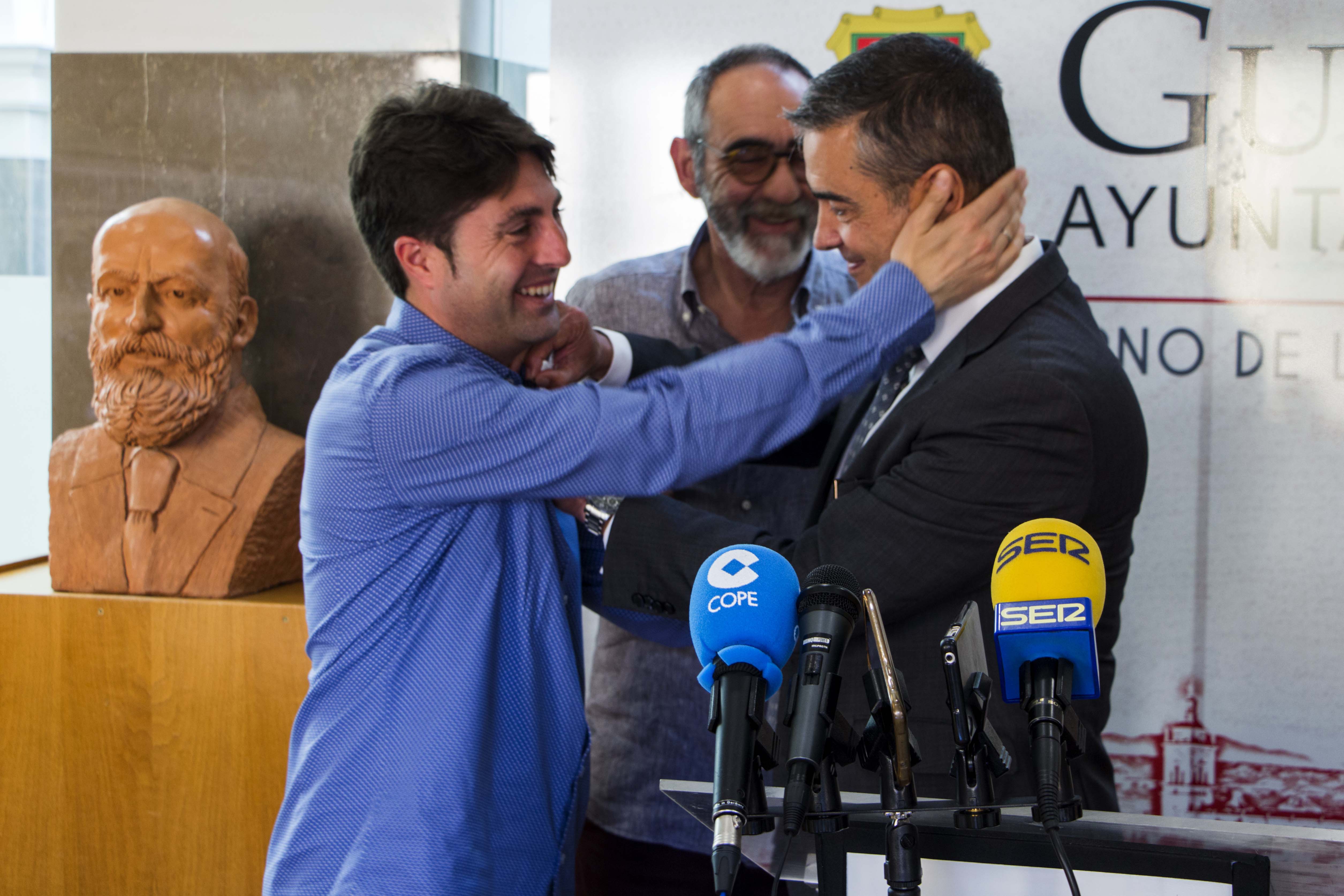 ENTREGA INSIGNA IVAN PE GUADIX 2