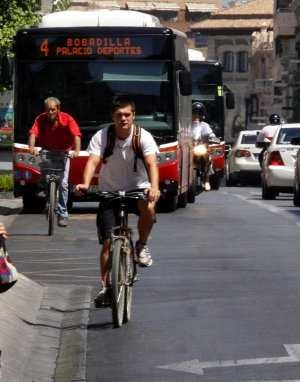 EL AYUNTAMIENTO DE GRANADA ESTUDIA PROHIBIR LAS BICICLETAS POR GRAN VÍA
